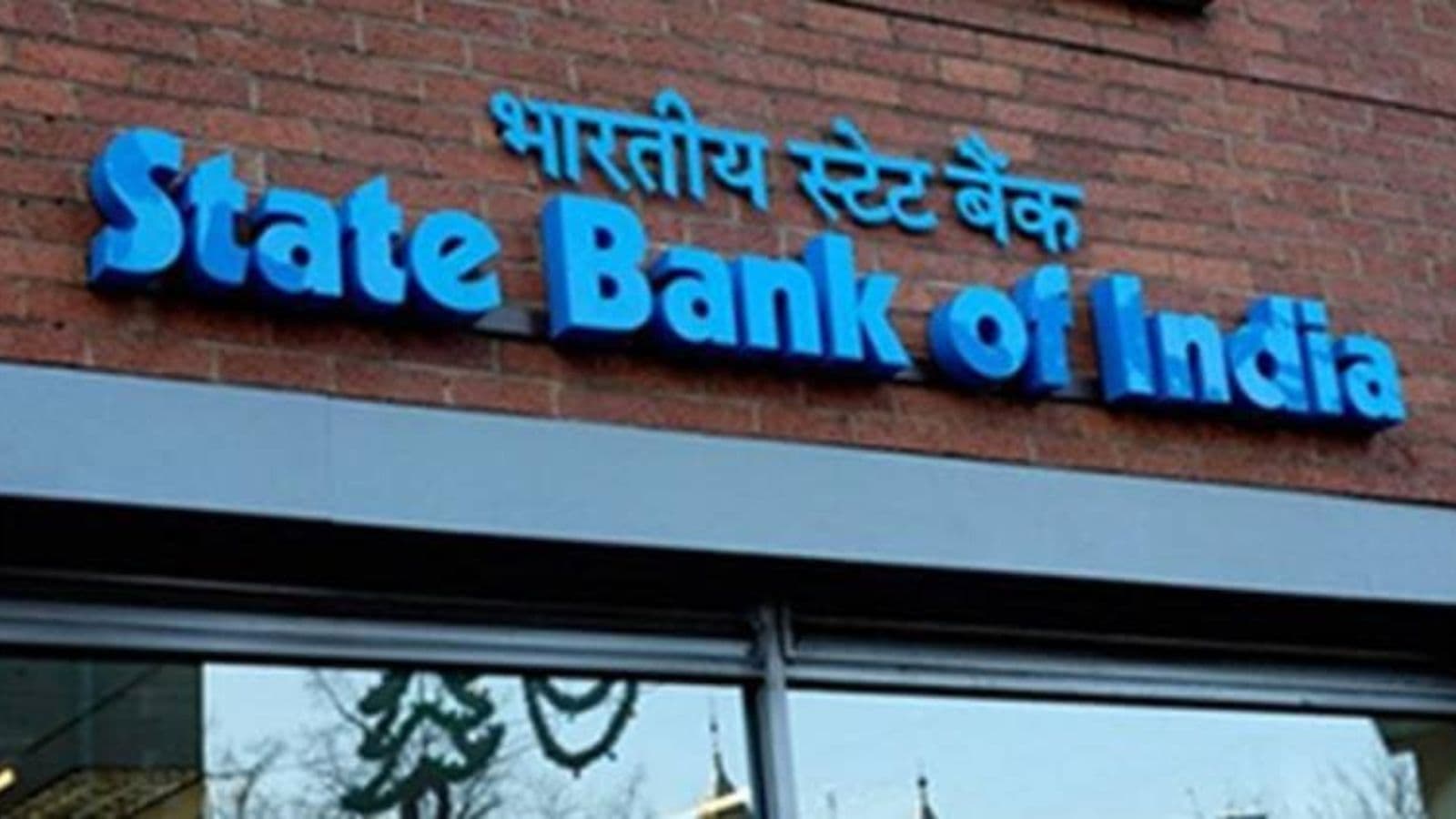 Armed robbers loot Rs 52 lakh from SBI branch in Surat after holding staff, customers hostage at gunpoint