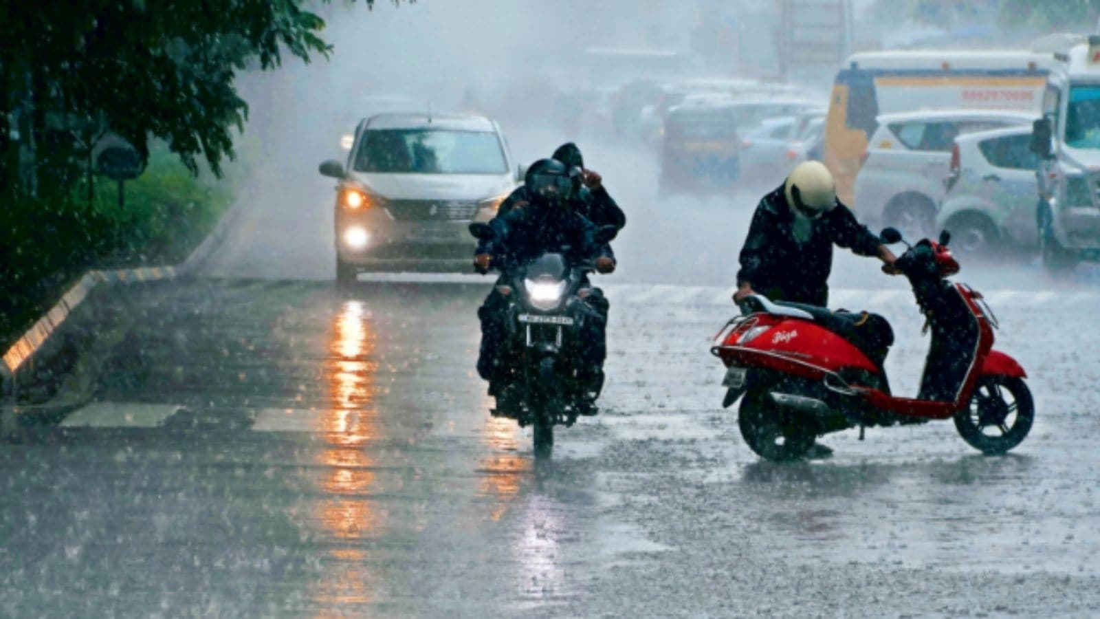 Pre-monsoon showers cool Delhi, southwest monsoon advances in Kerala