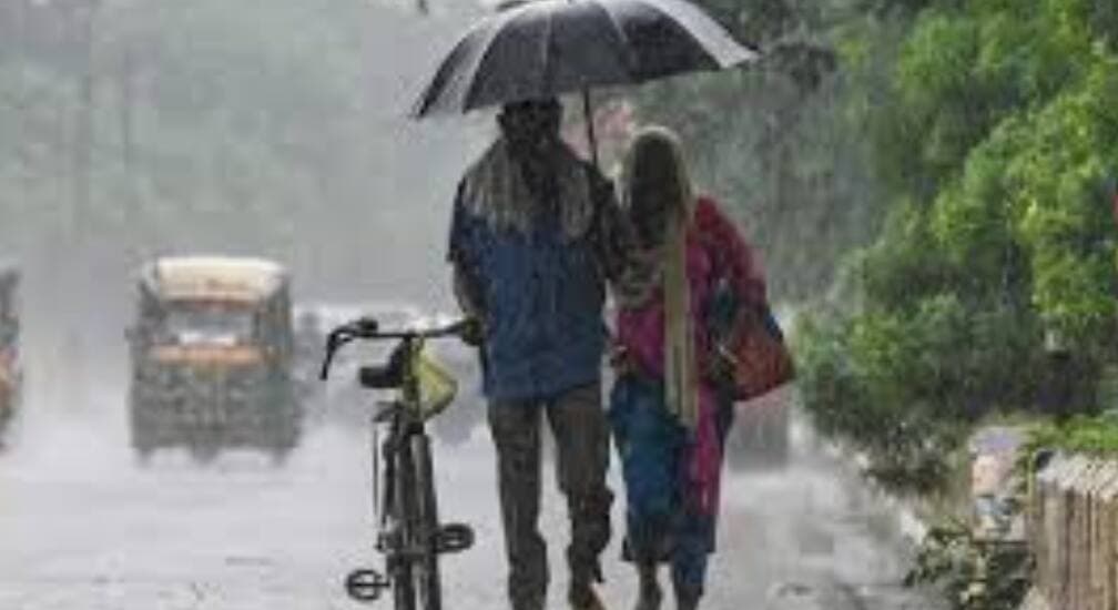 Delhi - NCR weather today : IMD forecasts thunderstorms , strong winds with light rain