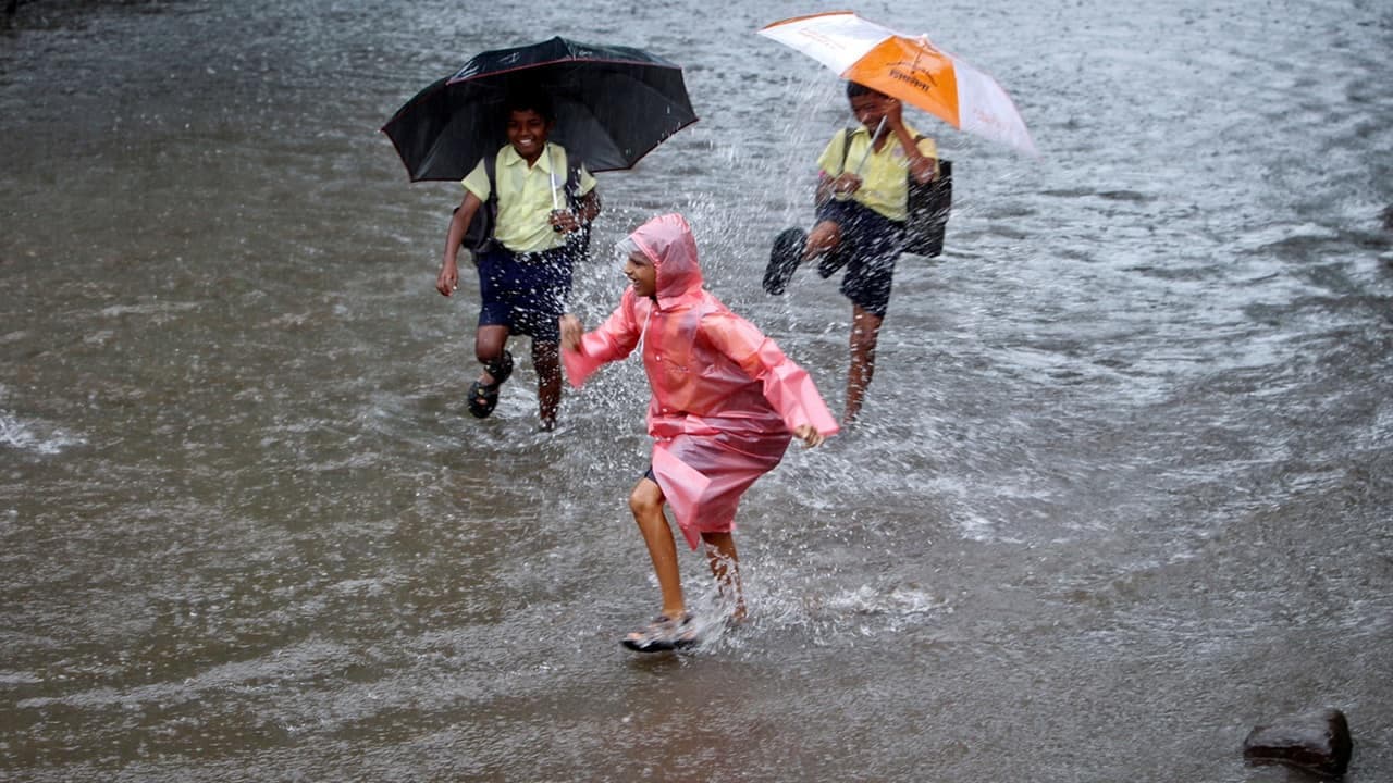 Lucknow sees cloudy skies , light rain as IMD issues thunderstorm alert for parts of Uttar Pradesh - Moneycontrol . com