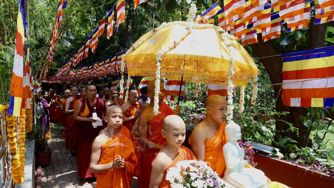 I monaci di Bangalore celebrano il Vesak Day