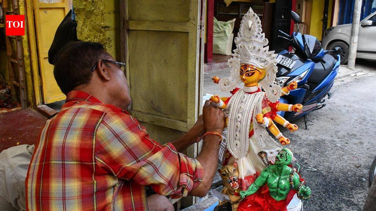 2 Wks To Puja, Kumartuli Makes Most Of Dry Spell