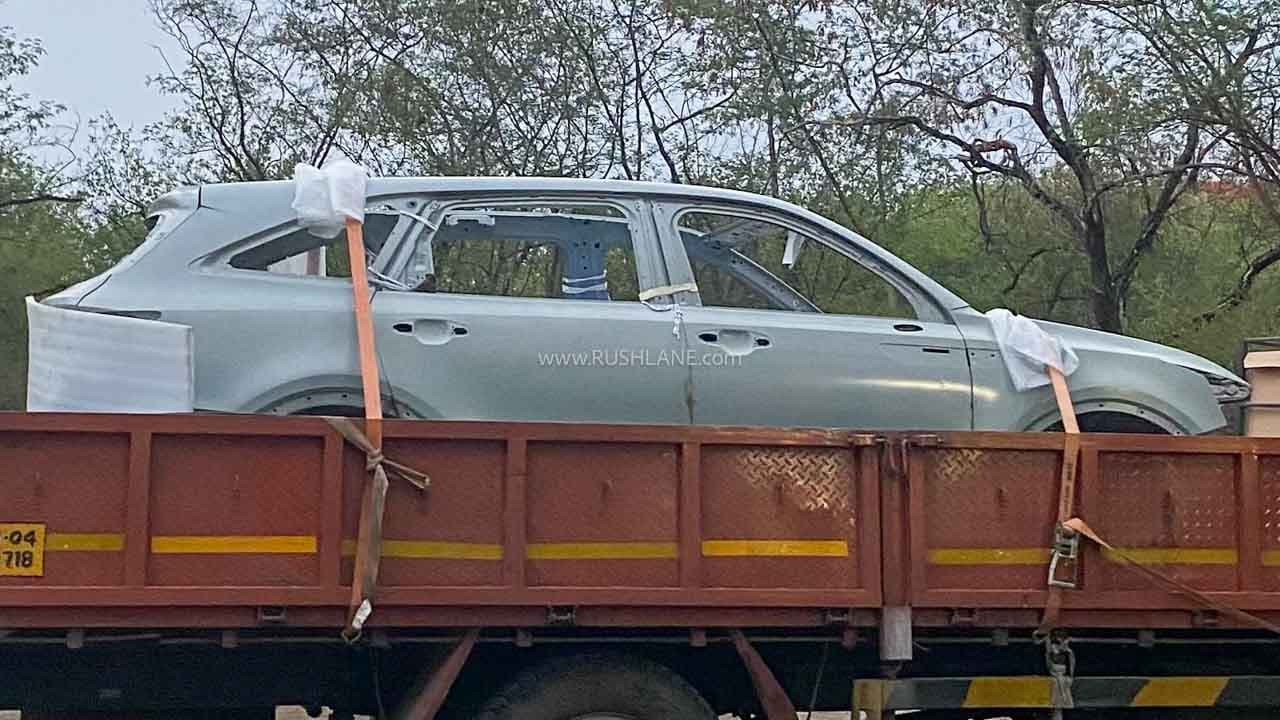 New Kia Sorento Bodyshell Spied On Truck In India